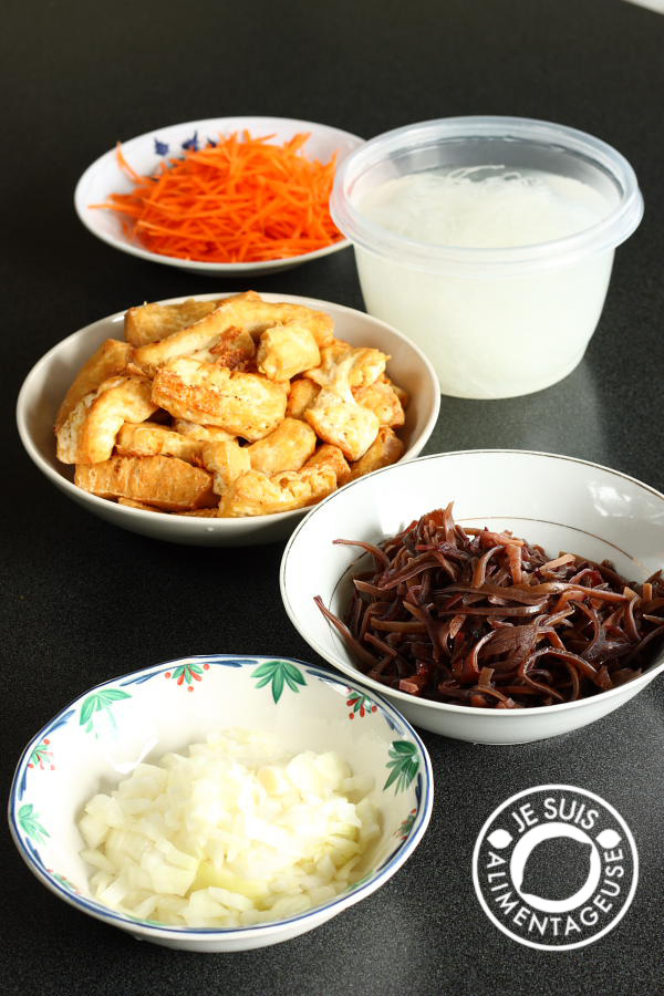 Bánh cướn chay - Vietnamese Vegetarian Stuffed Rice Rolls from alimentageuse.com